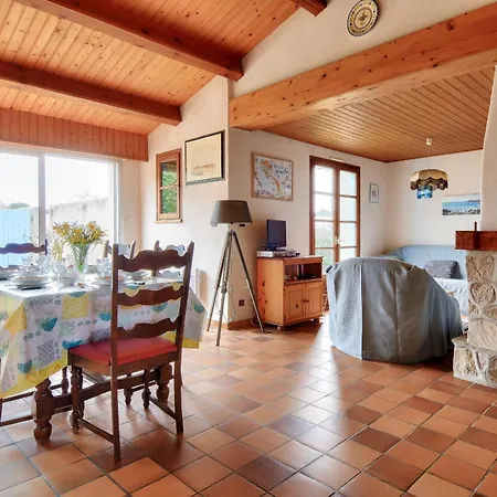 Holiday home Maison Avec Jardin A 400m De La Des Sableaux *