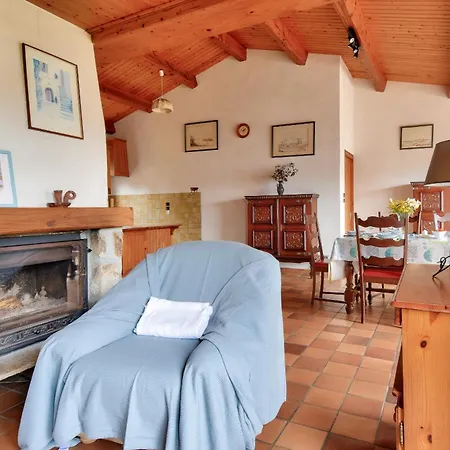 Holiday home Maison Avec Jardin A 400m De La Des Sableaux